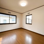 【リフォーム中／2階南側約6帖洋室】2階南側の洋室は照明交換、建具の建付け調整、フローリングのワックス掛けを行います。