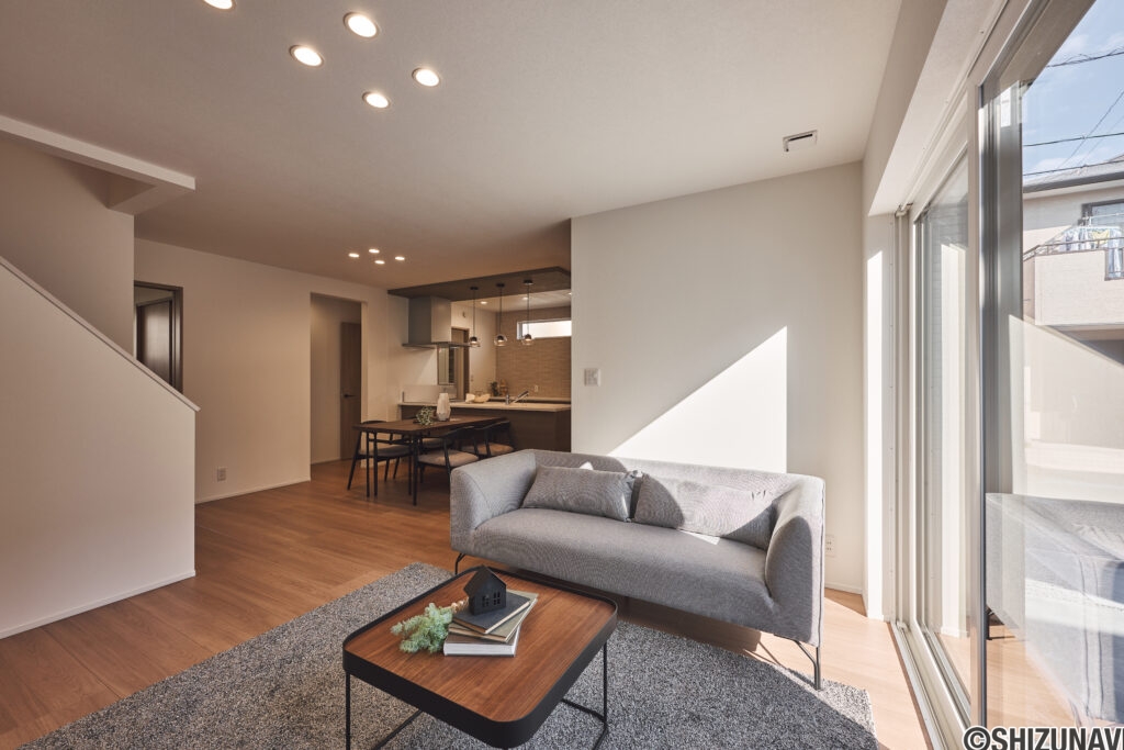 【C棟】木の温もりとグレイッシュカラーが調和した上質空間。キッチンから見守れる和室は、子育てにも来客にも便利。