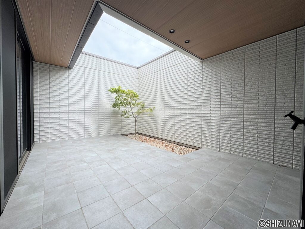 駿河区高松　中庭