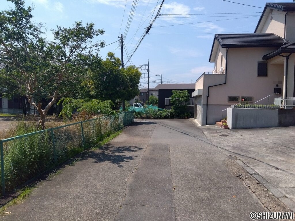 東側前面道路