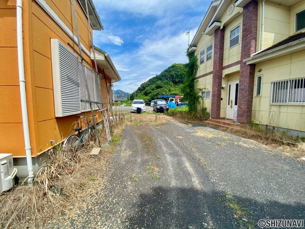 建物の前の通路です