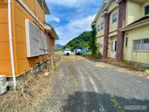 建物の前の通路です
