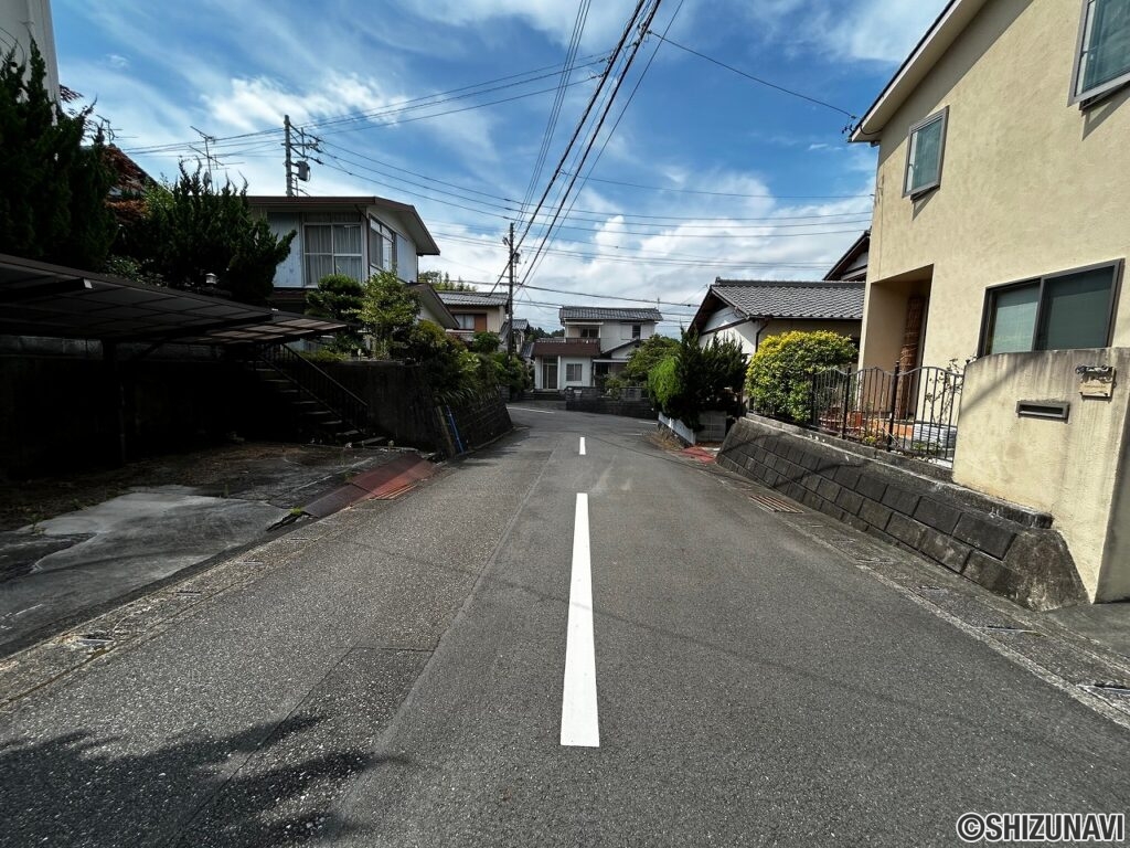草薙外観前面道路