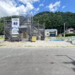 西側前面道路です。幅員約5.9mございますので、出入りも楽行えます。