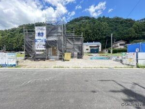 西側前面道路です。幅員約5.9mございますので、出入りも楽行えます。
