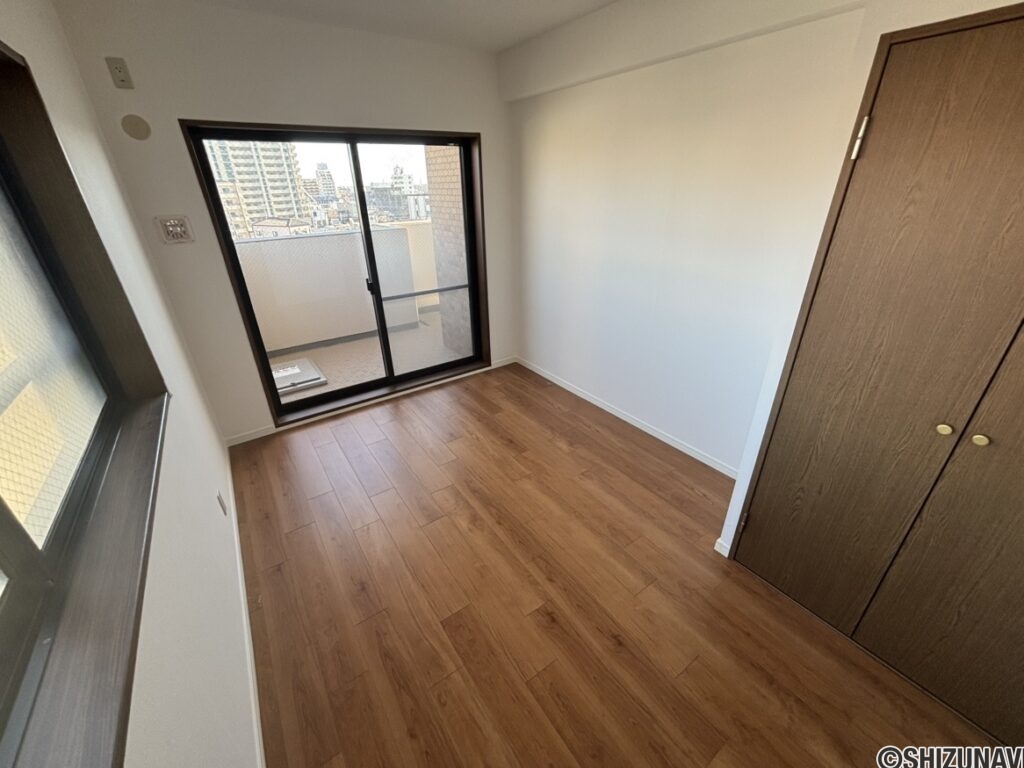 約5.5帖の洋室です。窓が大きいので明るいです。