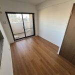 約5.5帖の洋室です。窓が大きいので明るいです。