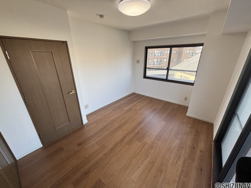 約5.7帖の洋室です。収納が付いています。