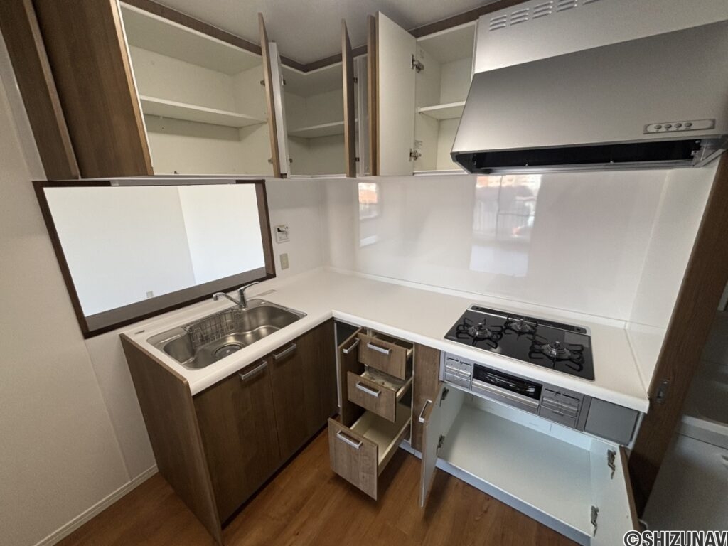 キッチンの収納のお写真です。収納スペースがたくさんあるので、キッチンをきれいに保つことができます。