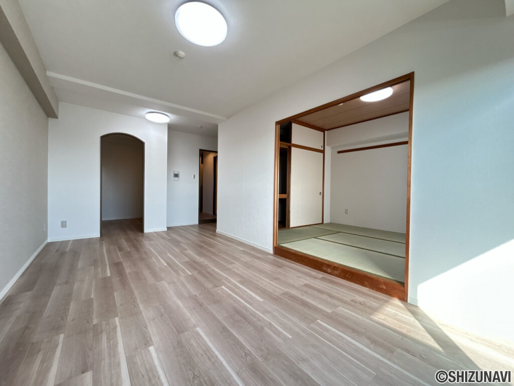 【リフォーム済み/リビング・ダイニング】約11帖のリビング・ダイニングです。フローリング張替え、クロス張替え、照明交換を行いました。