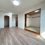 【リフォーム済み/リビング・ダイニング】約11帖のリビング・ダイニングです。フローリング張替え、クロス張替え、照明交換を行いました。