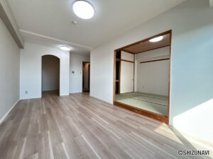 【リフォーム済み/リビング・ダイニング】約11帖のリビング・ダイニングです。フローリング張替え、クロス張替え、照明交換を行いました。