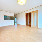 LDK。フロアタイルの重ね張りと壁紙の張替えを行いました。