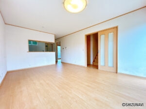 LDK。フロアタイルの重ね張りと壁紙の張替えを行いました。