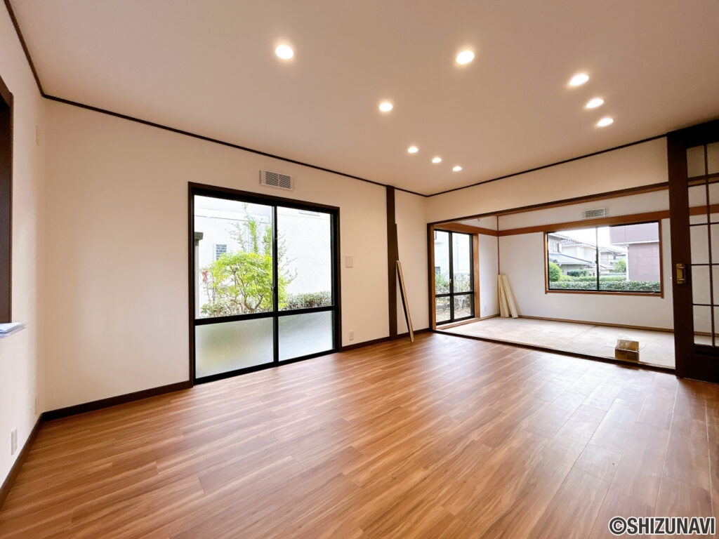 【リフォーム中／LDK】フロアタイル上張り、クロス貼替え、照明交換を行います。隣室の和室も含めると約20帖の広さになります。