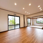 【リフォーム中／LDK】フロアタイル上張り、クロス貼替え、照明交換を行います。隣室の和室も含めると約20帖の広さになります。