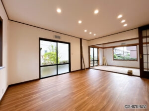 【リフォーム中／LDK】フロアタイル上張り、クロス貼替え、照明交換を行います。隣室の和室も含めると約20帖の広さになります。