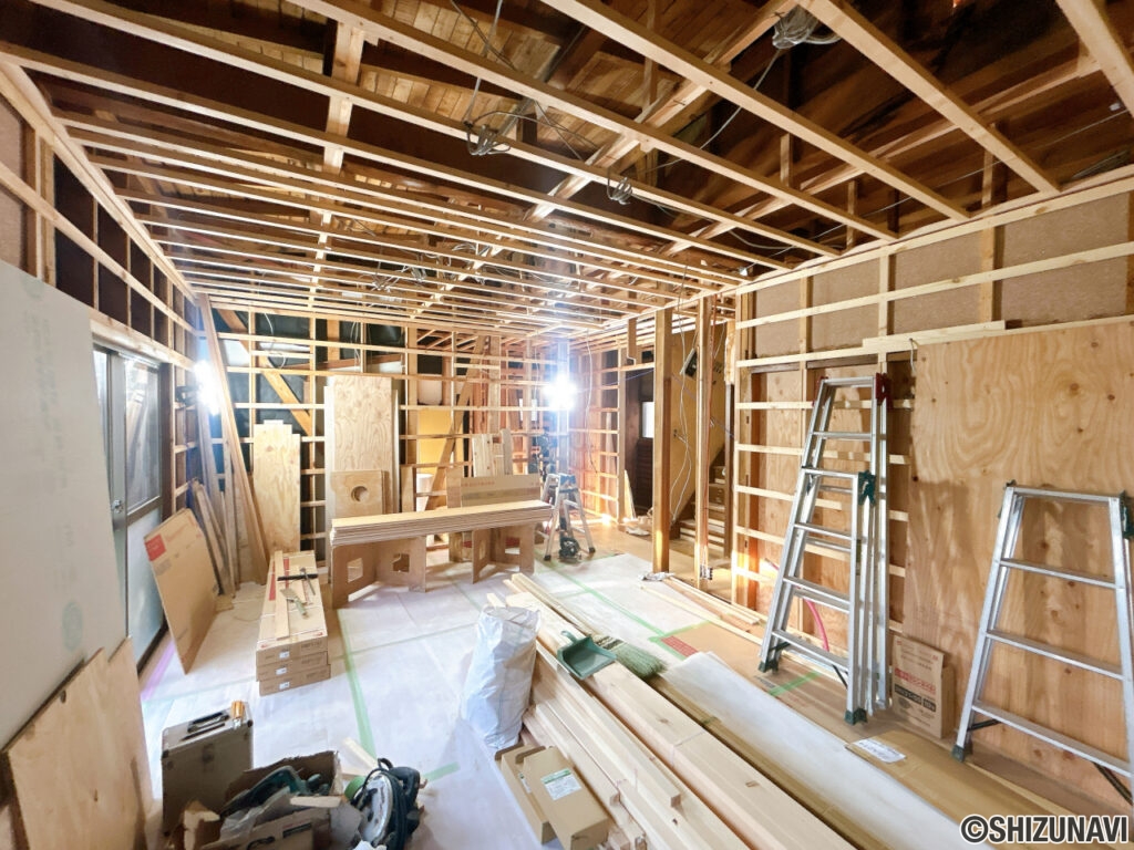 【リフォーム中/LDK】耐震補強工事、フローリング張り、キッチン新品交換、クロス張替え、照明交換等を行っていきます。