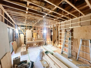 【リフォーム中/LDK】耐震補強工事、フローリング張り、キッチン新品交換、クロス張替え、照明交換等を行っていきます。