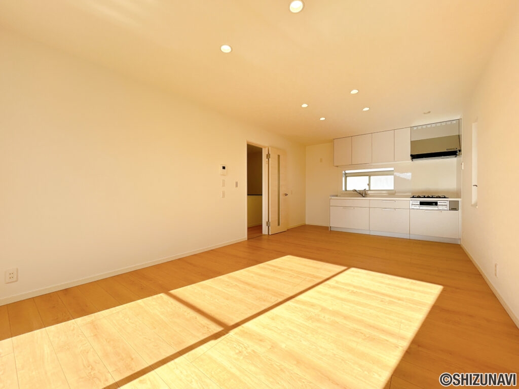 【LDK別角度】フローリング張り、クロス張替え、キッチン新品交換、照明交換等を行いました。