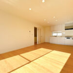 【LDK別角度】フローリング張り、クロス張替え、キッチン新品交換、照明交換等を行いました。