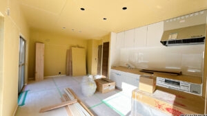 【リフォーム中/LDK】耐震補強工事、フローリング張り、キッチン新品交換、クロス張替え、照明交換等を行っていきます。