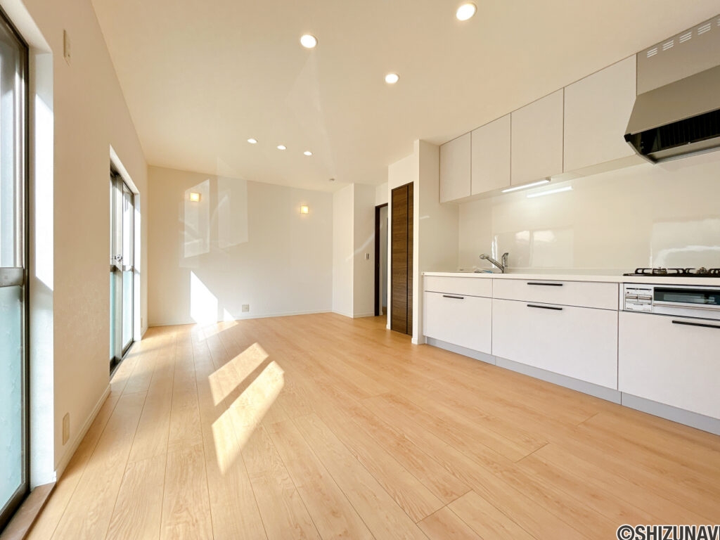 【リフォーム済み/LDK】耐震補強工事、フローリング張り、キッチン新品交換、クロス張替え、照明交換等を行いました。