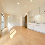 【リフォーム済み/LDK】耐震補強工事、フローリング張り、キッチン新品交換、クロス張替え、照明交換等を行いました。