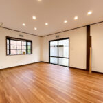 【リフォーム済／LDK別角度】LDK入り口側から撮影した写真です。掃き出し窓と出窓の２面採光で風通しもよさそうです。