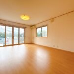 LDK　別角度です。フロアタイルの重ね張りと壁紙の張替えを行いました。