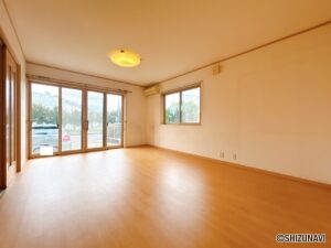 LDK　別角度です。フロアタイルの重ね張りと壁紙の張替えを行いました。