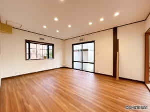 【リフォーム中／LDK別角度】LDK入り口側から撮影した写真です。掃き出し窓と出窓の２面採光で風通しもよさそうです。