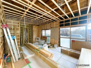 【リフォーム中/LDK別角度】耐震補強工事、フローリング張り、キッチン新品交換、クロス張替え、照明交換等を行っていきます。