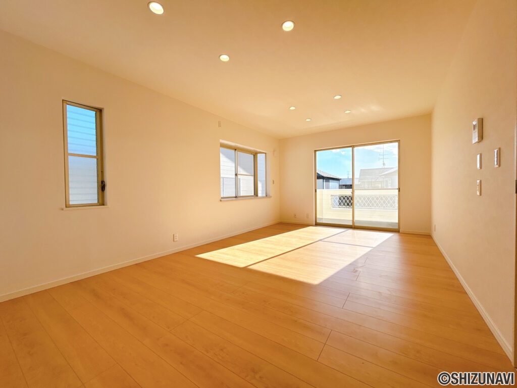 【リフォーム済み/LDK】フローリング張り、クロス張替え、キッチン新品交換、照明交換等を行いました。