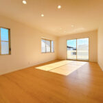 【リフォーム済み/LDK】フローリング張り、クロス張替え、キッチン新品交換、照明交換等を行いました。