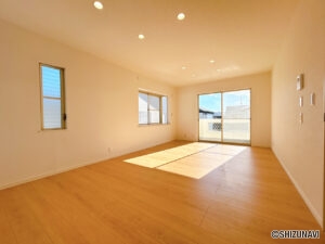 【リフォーム済み//LDK】これからフローリング張り、クロス張替え、キッチン新品交換、照明交換等を行っていきました。