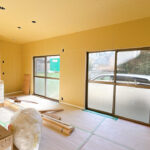 【リフォーム中/LDK別角度】耐震補強工事、フローリング張り、キッチン新品交換、クロス張替え、照明交換等を行っていきます。