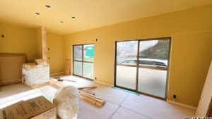 【リフォーム中/LDK別角度】耐震補強工事、フローリング張り、キッチン新品交換、クロス張替え、照明交換等を行っていきます。