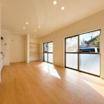 【リフォーム済み/LDK別角度】耐震補強工事、フローリング張り、キッチン新品交換、クロス張替え、照明交換等を行いました。