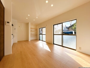 【リフォーム済み/LDK別角度】耐震補強工事、フローリング張り、キッチン新品交換、クロス張替え、照明交換等を行いました。