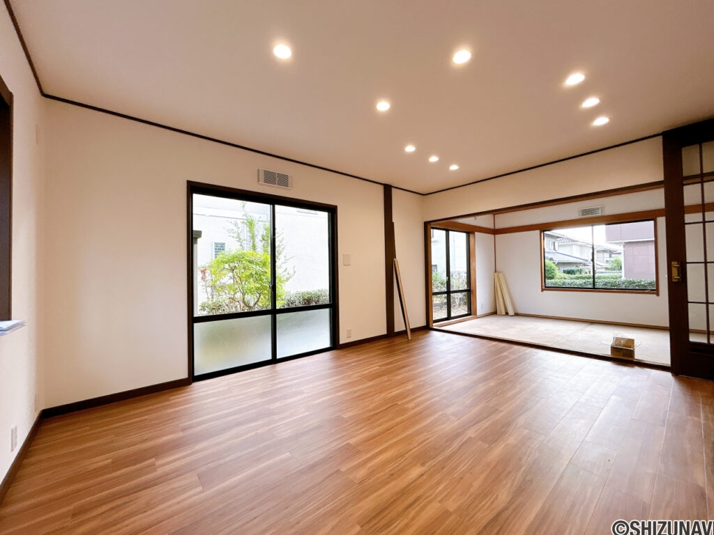 【リフォーム済／LDK】フロアタイル上張り、クロス貼替え、照明交換を行います。隣室の和室も含めると約20帖の広さになります。