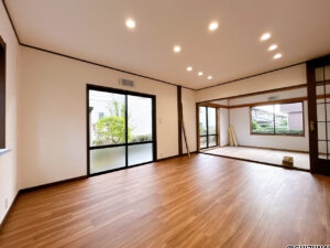 【リフォーム済／LDK】フロアタイル上張り、クロス貼替え、照明交換を行います。隣室の和室も含めると約20帖の広さになります。