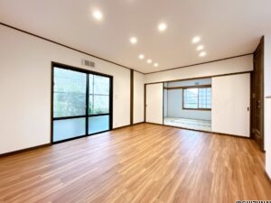 【リフォーム済／LDK】フロアタイル上張り、クロス貼替え、照明交換を行います。隣室の和室も含めると約20帖の広さになります。