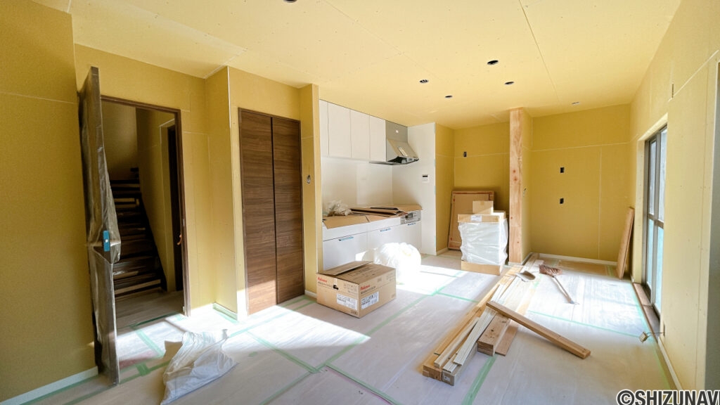 【リフォーム中/LDK別角度】耐震補強工事、フローリング張り、クロス張替え、照明交換等を行っていきます。