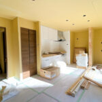 【リフォーム中/LDK別角度】耐震補強工事、フローリング張り、クロス張替え、照明交換等を行っていきます。