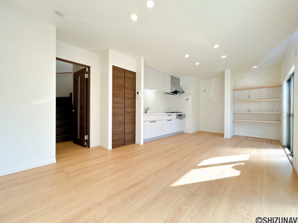 【リフォーム済み/LDK別角度】耐震補強工事、フローリング張り、キッチン新品交換、クロス張替え、照明交換等を行いました。