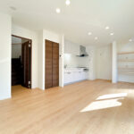 【リフォーム済み/LDK別角度】耐震補強工事、フローリング張り、キッチン新品交換、クロス張替え、照明交換等を行いました。