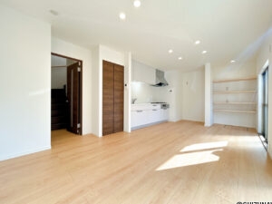 【リフォーム済み/LDK別角度】耐震補強工事、フローリング張り、キッチン新品交換、クロス張替え、照明交換等を行いました。