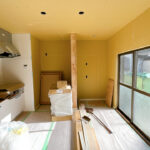 【リフォーム中/LDK別角度】耐震補強工事、フローリング張り、クロス張替え、照明交換等を行っていきます。