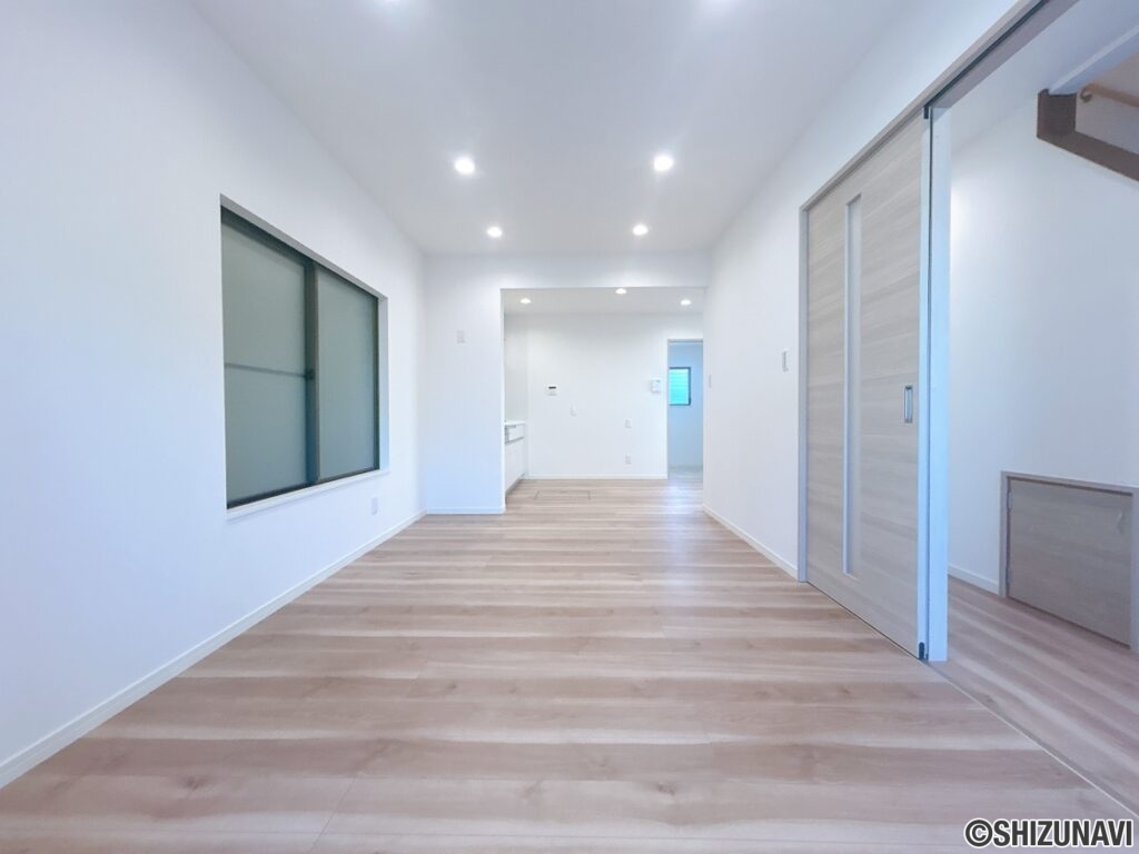 【リフォーム後/LDK】元々和室だったお部屋はフローリング張り、クロス張りを行い、LDKとなりました。